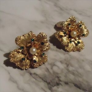 Sarah Coventry clip on earrings flower design